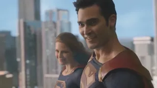Superman e Supergirl Salvando a Cidade ( Dublado ).