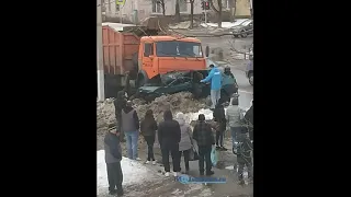 В Твери КАМАЗ подмял под себя легковушку