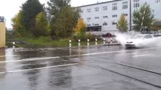 Машина обрызгала пешехода с ног до головы! // The car sprayed a pedestrian from head to toe!