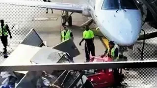 Работник аэропорта ловко остановил «взбесившуюся» тележку