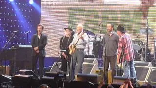 Pete Seeger performing as a surprise guest at Farm Aid 2013