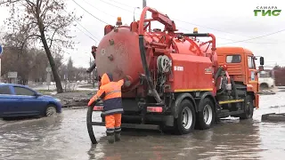 В Самаре на подтопленных территориях откачивают дождевые и талые воды