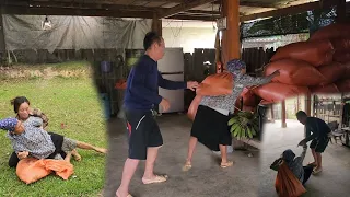 My mother-in-law came to ask for a division of assets. My father and I made bamboo rice to sell.