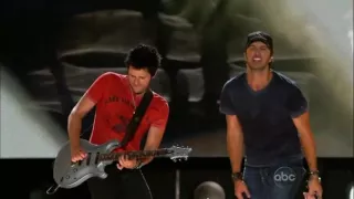 Luke Bryan - Country Girl  Shake It For Me (Live)