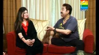 Kumar Sanu singing "Mera Dil Bhi Kitna Pagal Hai"