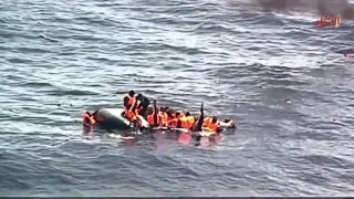 مهاجرون يرمون أنفسهم في البحر بعد احتراق قاربهم | صحيفة الاتحاد