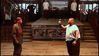 [Kung Fu Film]A strongman underestimates a thin guy, unaware that the young man is a Kung Fu expert.