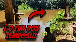 Cachorro vê fantasma em pescaria!!! 😱