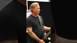 JAMES HETFIELD REACTION WHEN ROBERT TRUJILLO PLAYS A COOL RIFF ON BASS #METALLICA #shorts