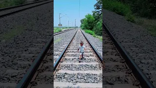 ट्रेन के पटरी से एक बच्चा को बचाया | #shorts #ytshorts #shortvideo #train