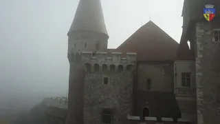 Castelul Corvinilor învăluit în ceață