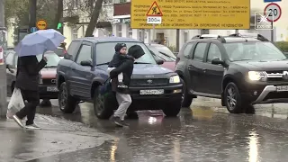 Пешеходы по лужам. Как ходят воскресенцы в дождь по нашему городу?