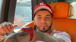 Anuel AA cantando "Me Gusta" con Shakira