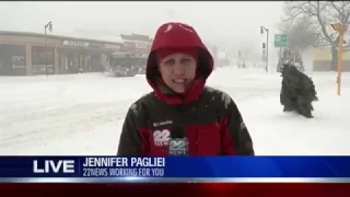 Снежный человек случайно попал в кадр во время репортажа.