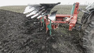 onLand ploughing with Kverneland LO100 6furrow