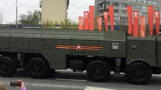 После парада на Красной площади боевые машины следуют по Новому Арбату.