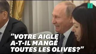 Vladimir Poutine raille l'emblème des États-Unis devant Bolton et éclate de rire