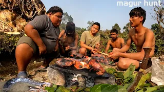 Survival Skill !! Magur Hunt and Cooking in Jungle Near River !! Mungri Macha Lai Dhunga Sekwa