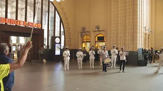 Flashmob Helsingin rautatieasemalla 8.7!