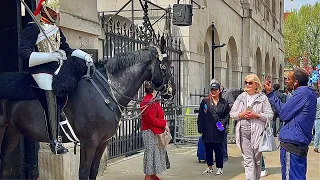 NOT SEEN THIS BEFORE, A MAN SHOWED MIDDLE FINGER TO BOTH ROYAL GUARD,S WATCH WHAT HAPPENS NEXT!