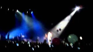 Rihanna - Diamonds live in Lyon France (Halle Tony Garnier) Tour Concert