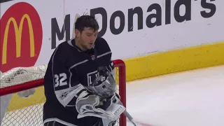 Kings’ Quick involved in weird play as mask clasp breaks against Sharks