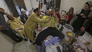 شاهد: يهود أرثوذوكس يحتفلون بعيد "المساخر" في القدس بالإفراط في تناول الكحول