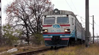 Электропоезда ЭР9М-551/545 и ЭР9М-530 следуют по станции Беличи