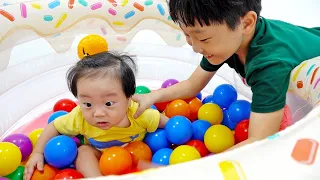 Yejun care of babe in kids pool with colored balls