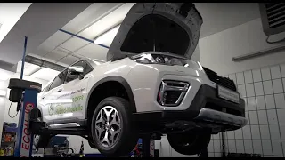 TECHNIK ERKLÄRT: Subaru Forester 2021 Hybrid. Blick unter das Fahrzeug: Symetrischer Allradantrieb.