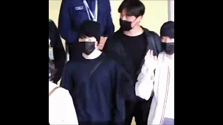 member bts sampai di bandara korea selatan dgn selamat. jimin, v, suga dan jin.. 🥰🥰😍😍