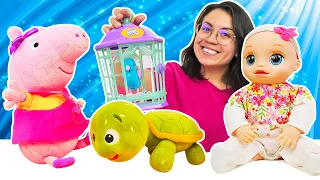 ¡La muñeca bebé Alive elige una mascota!  Vídeos de juguetes bebés para niñas.