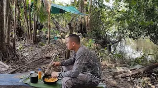 Fiz uma trilha Sozinho beirando o Rio fiz peixe na folha colhi castanha na floresta a chuva castigou