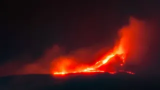 Nachthimmel erleuchtet: Naturschauspiel am Ätna