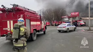 Крупный пожар в Уфе: пламя перекинулось на автосервис