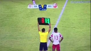 Jogador entra e juiz acaba o jogo