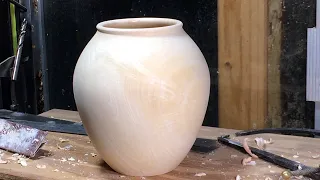 Richard Raffan turns a claret ash vase in real time