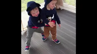 Двойняшки веселятся. Twin Baby Boys Having Fun!