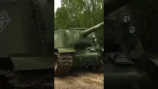 ISU-122 SELF-PROPELLED GUN ON THE MOVE