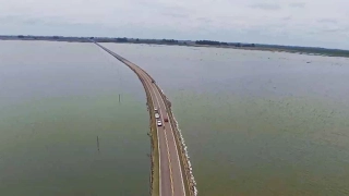 Un frágil puente a punto de ser devorado por el agua