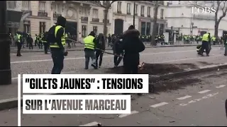 Près des Champs-Elysées, des "gilets jaunes" descellent des pavés