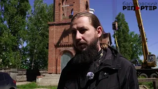 В Балакове на купол строящегося православного храма установили крест