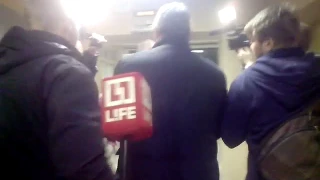 Полковника Юрия Тимченко выводят из зала суда