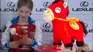 Yulia Lipnitskaya Red Plush Horse Ride / Липницкая играет с лошадкой - Китай 2014