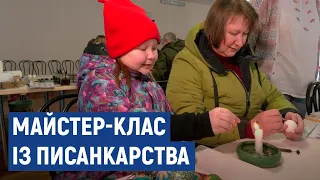 Знайомили із місцевими традиціями: у Черкасах переселенців вчили розписувати писанки