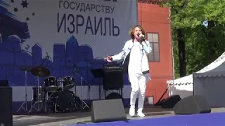 Поёт Тимати Санников.