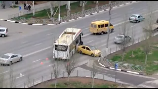 В Волжском протаранили автобус