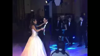 Chayanne bailando un vals con su hija por sus 15 años