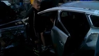 Дети громят машины возле посольства РФ в Киеве