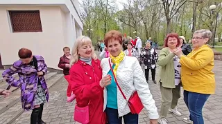 13.04.24г..."СНЕГУРОЧКА"... Пётр Сотник... звучит на танцполе в Гомельском парке...